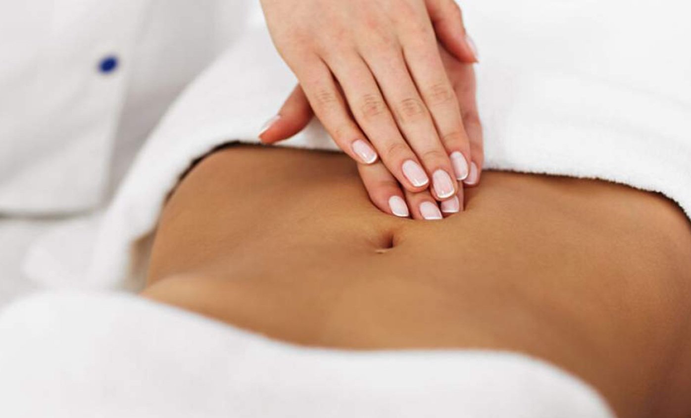 Atendimento de cuidado pós-operatório na região abdominal